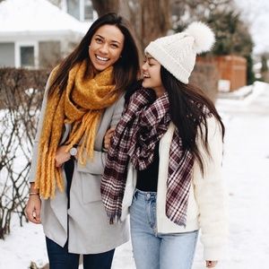 Meet your Poshers, Anna & Sarah